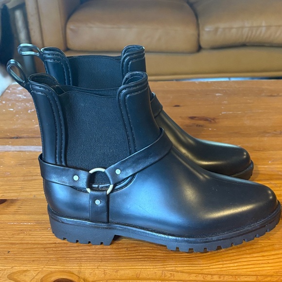 Bernardo Black rubber Ankle rain Boots with Strap and Ring Detail - Picture 3 of 10